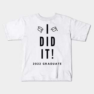 I Did It. 2022 Graduate. Simple Typography Black Graduation 2022 Design with Graduation Caps. Kids T-Shirt